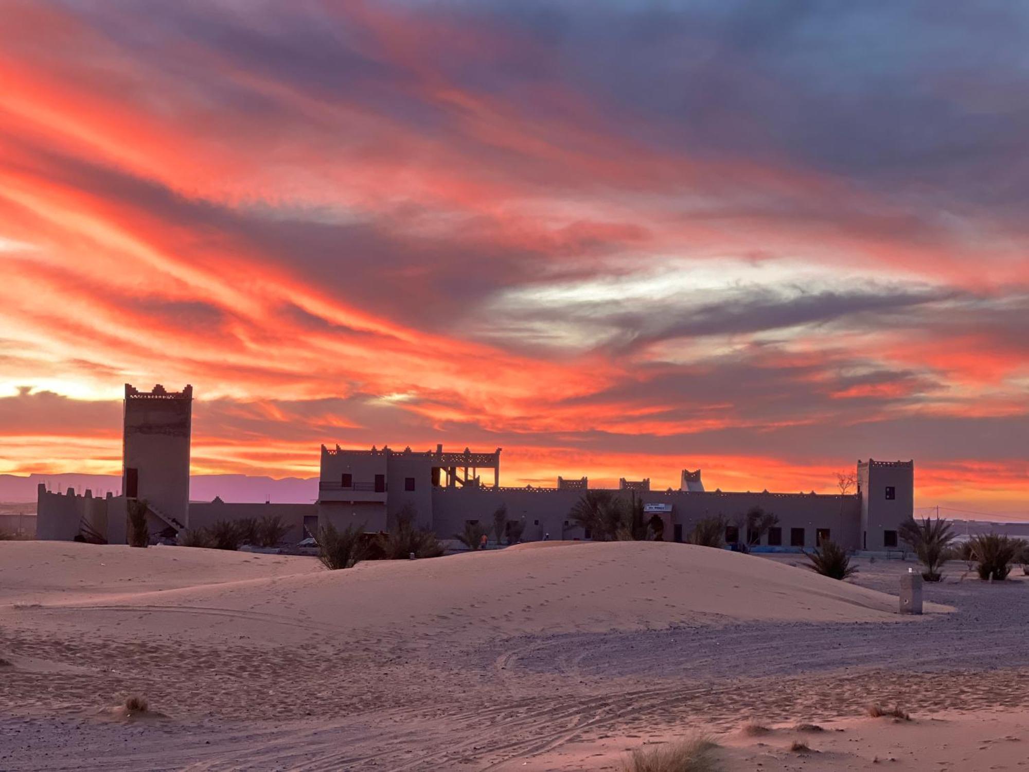 Hotel Camping Les Roses Des Dunes & Piscine Merzouga Exterior photo